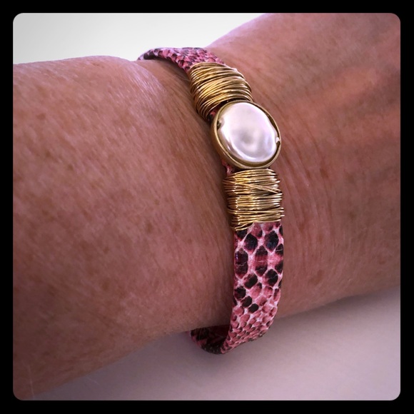 Bella Canvas Jewelry - Beautiful NWT Rose Python Magnetic Bracelet!💐